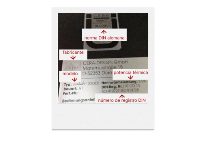 Placa de identificación en alemán de una estufa CERA, con traducción al español de los términos técnicos importantes