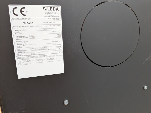Typenschild an der Rückwand eines Leda Kaminofens