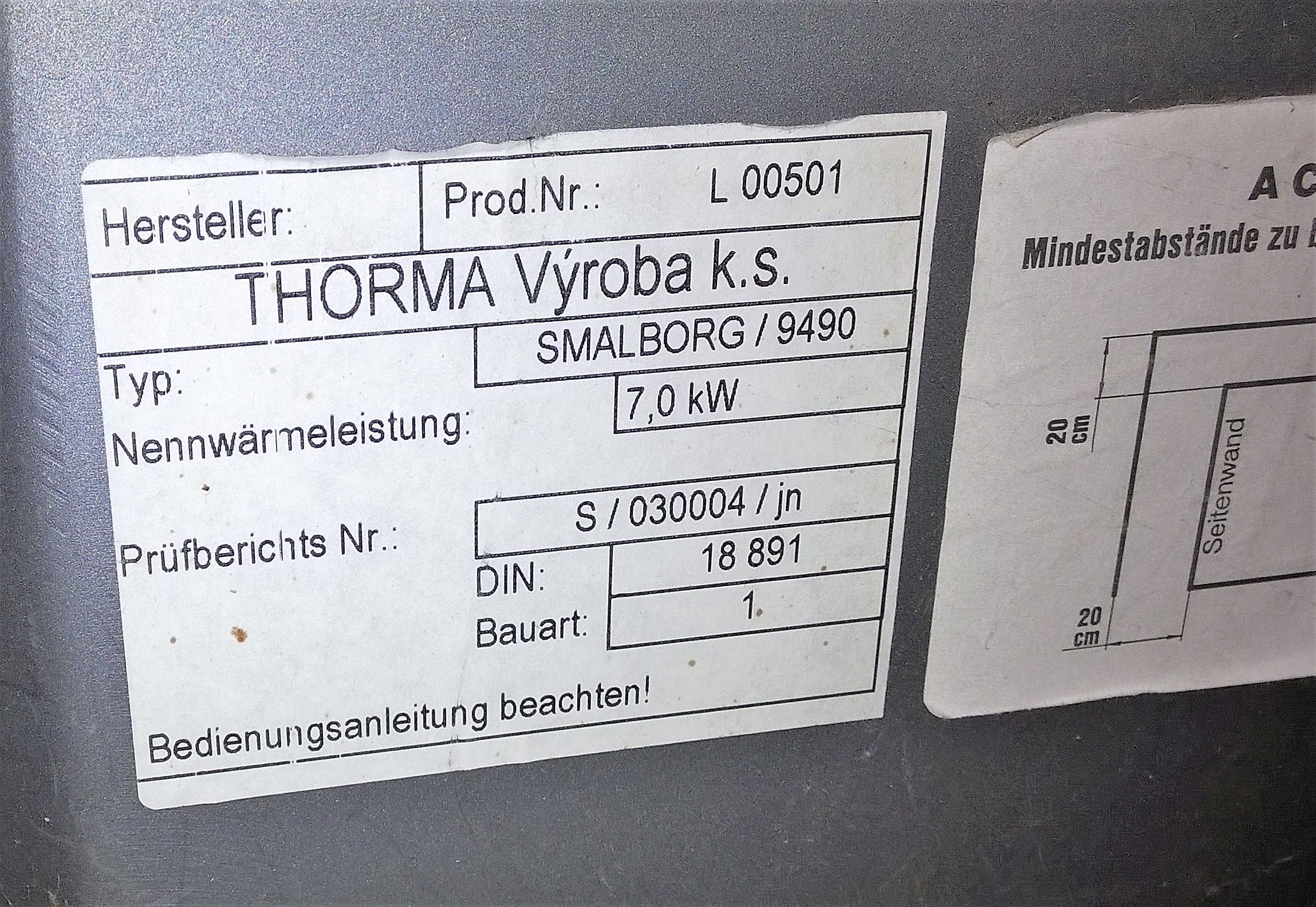 Beispiel: Typenschild eines Kaminofens von Thorma