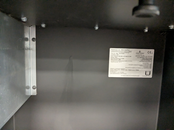 Typenschild hinter der Verkleidung eisn Spartherm Kaminofen