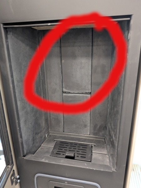 Rotmarkierter Stein in einem Brennraum