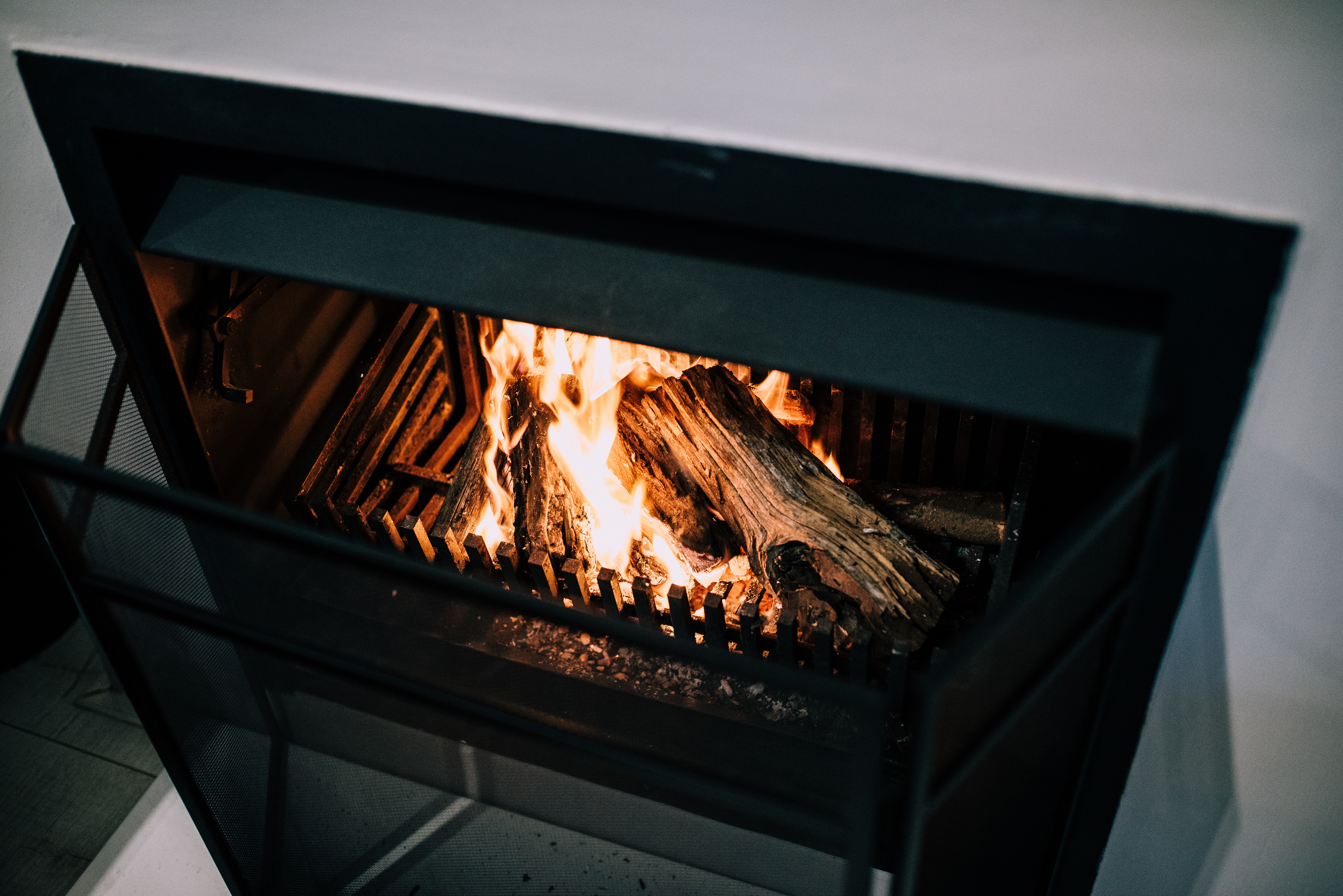 Kaminofen mit flackerndem Feuer