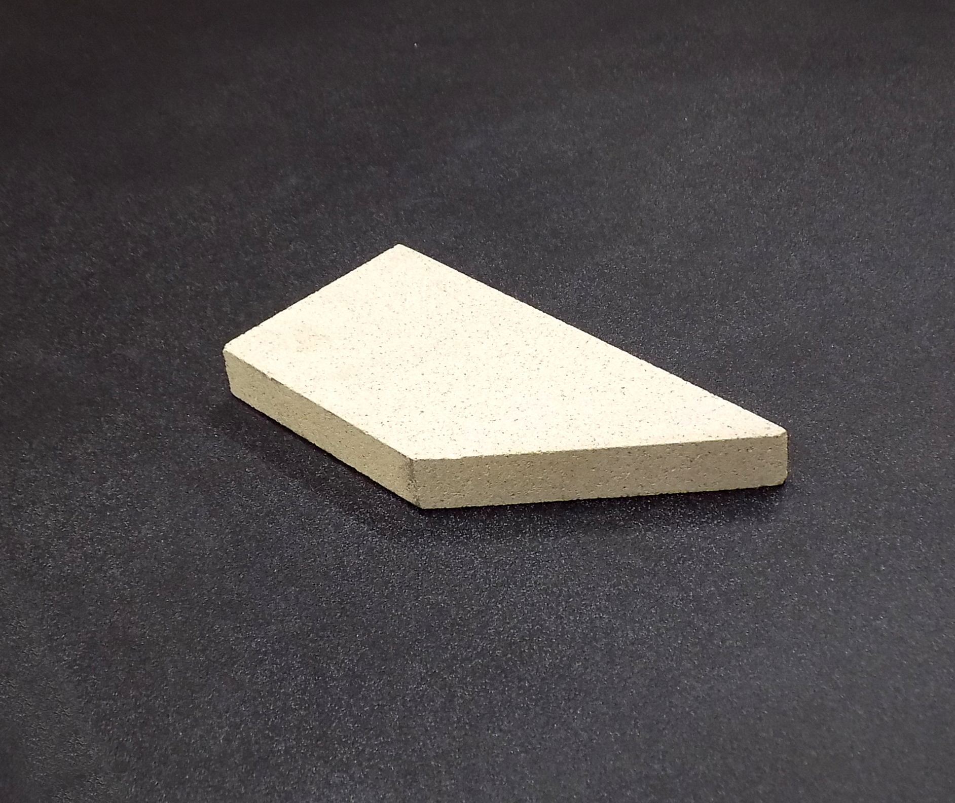 Caminos Kantus Bodenstein vorne rechts Feuerraumstein Caminos Kantus Bodenstein vorne rechts Feuerraumstein